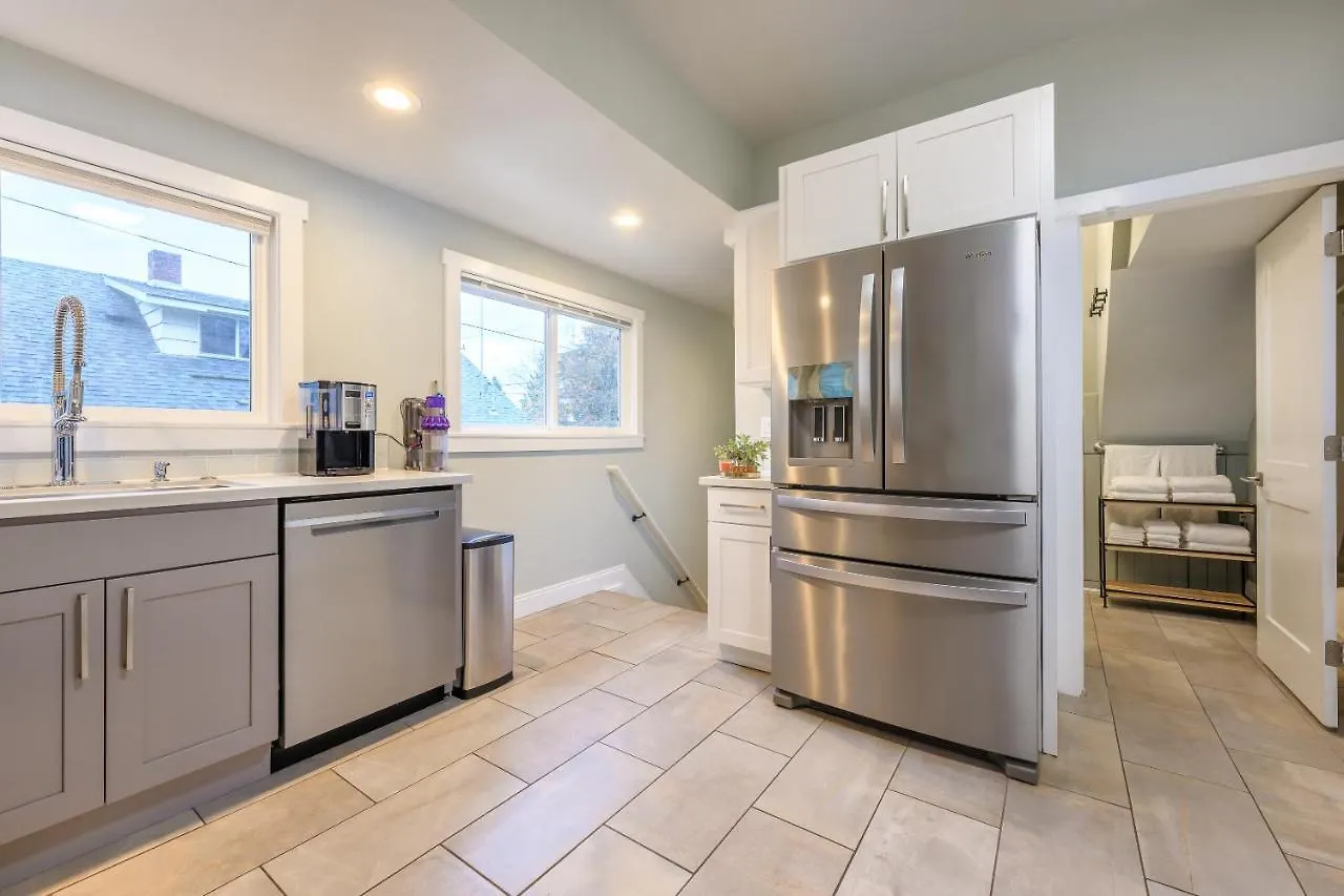 Upgraded Home With 5 Bedroom 4 Bath 4 Free Gated Parking Space, Family,Ev,Rv Friendly Seattle