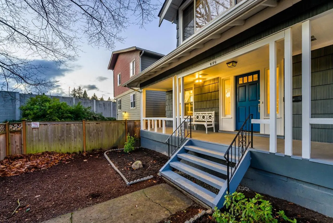 Upgraded Home With 5 Bedroom 4 Bath 4 Free Gated Parking Space, Family,Ev,Rv Friendly Seattle Holiday home