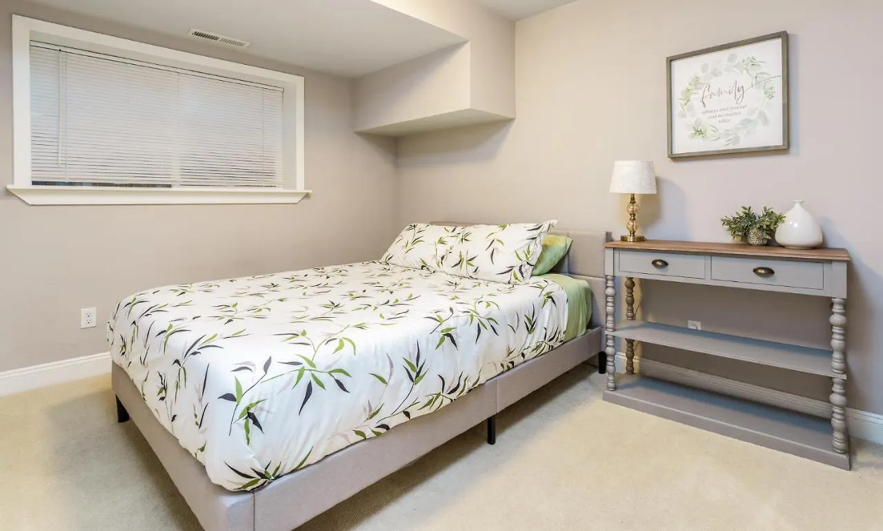 Upgraded Home With 5 Bedroom 4 Bath 4 Free Gated Parking Space, Family,Ev,Rv Friendly Seattle Holiday home