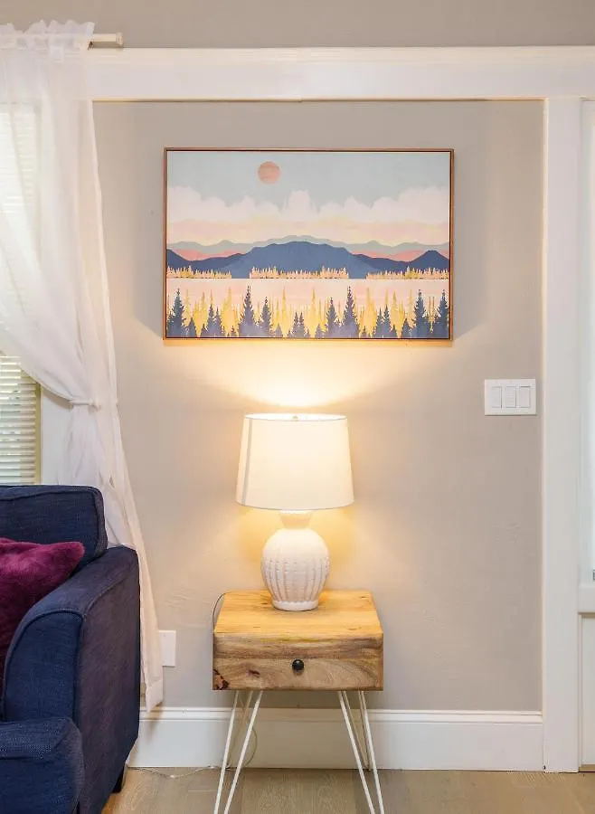 Upgraded Home With 5 Bedroom 4 Bath 4 Free Gated Parking Space, Family,Ev,Rv Friendly Seattle Holiday home