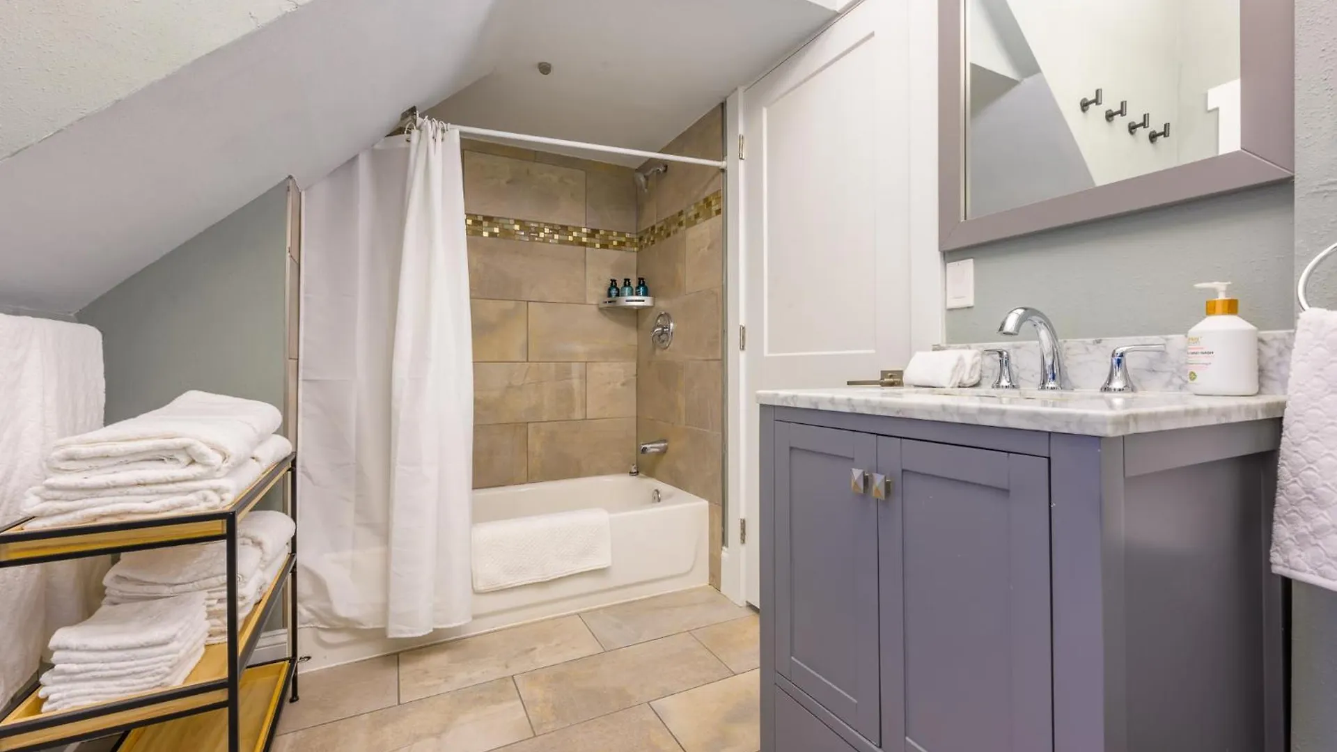 Upgraded Home With 5 Bedroom 4 Bath 4 Free Gated Parking Space, Family,Ev,Rv Friendly Seattle