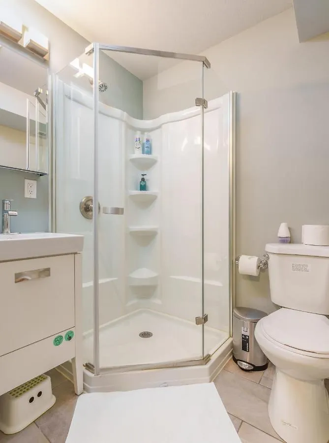 Upgraded Home With 5 Bedroom 4 Bath 4 Free Gated Parking Space, Family,Ev,Rv Friendly Seattle Holiday home