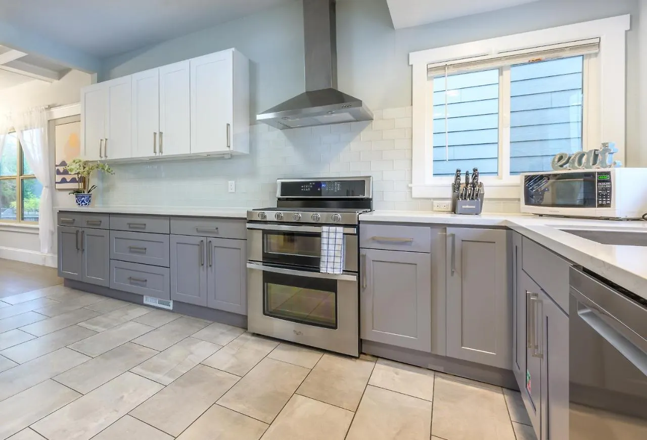 Upgraded Home With 5 Bedroom 4 Bath 4 Free Gated Parking Space, Family,Ev,Rv Friendly Seattle United States