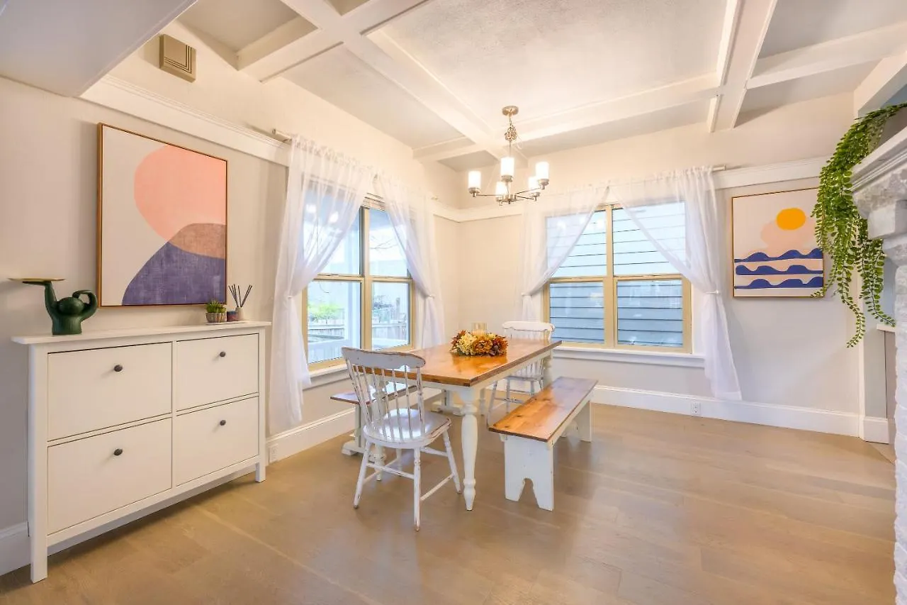 Holiday home Upgraded Home With 5 Bedroom 4 Bath 4 Free Gated Parking Space, Family,Ev,Rv Friendly Seattle
