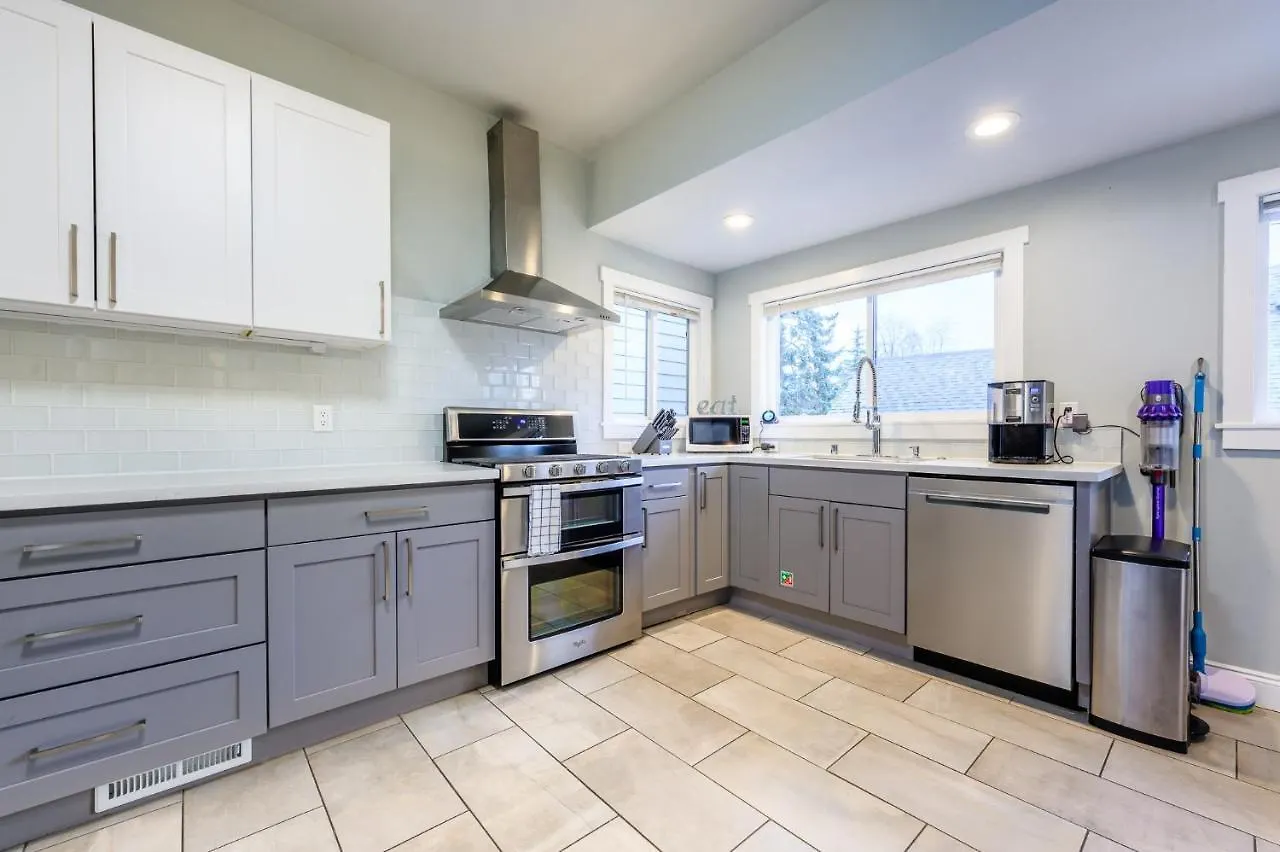 Upgraded Home With 5 Bedroom 4 Bath 4 Free Gated Parking Space, Family,Ev,Rv Friendly Seattle Holiday home