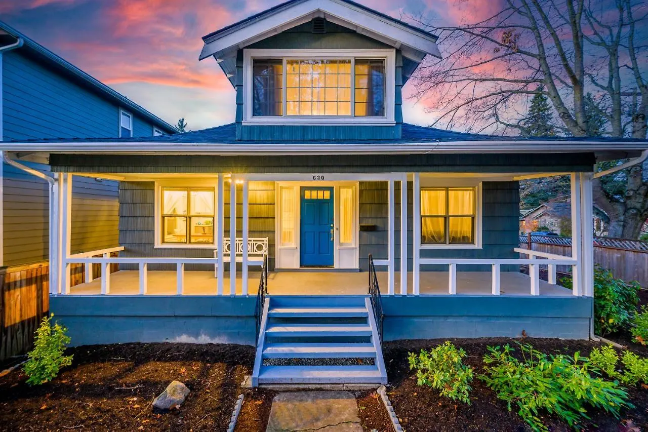 Upgraded Home With 5 Bedroom 4 Bath 4 Free Gated Parking Space, Family,Ev,Rv Friendly Seattle 0*,
